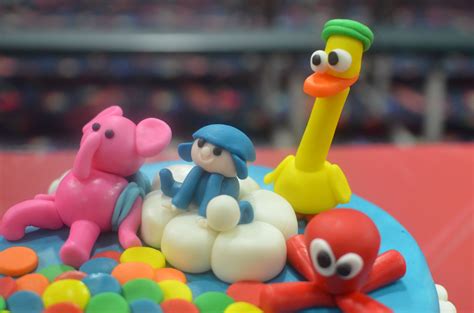 Top of the cake with Pocoyo, Pato, Elly and Fred. Clouds and balloons ...