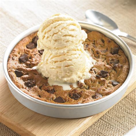 Chocolate Chunk Pizookie | Menu | BJ's Restaurants and Brewhouse