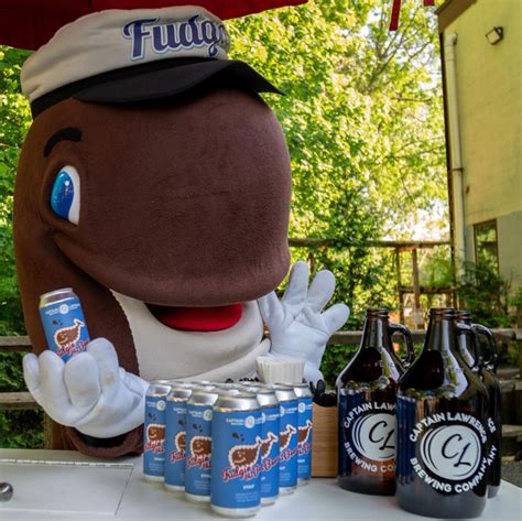 Carvel's Fudgie the Whale ice cream cake is now also a beer - Boing Boing