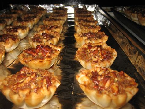File:Mini pecan pies all in a row.jpg - Wikimedia Commons