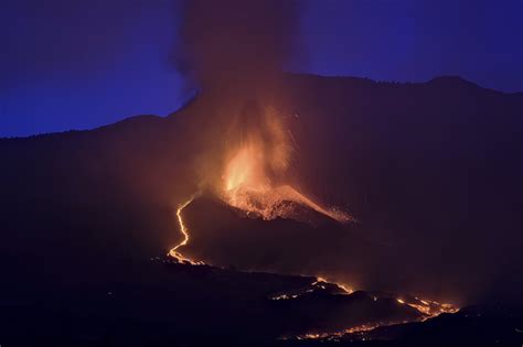 Volcanic ash cloud halts flights to and from Spanish island