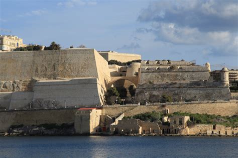 File:Malta - Valletta - St. Michael's Bastion (Manoel Island) 01 ies.jpg - Wikimedia Commons