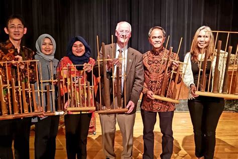 Sejarah Angklung Sampai Diakui UNESCO - Urban Bandung