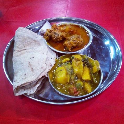 Roti, sabji and chicken curry at a roadside eatery. 🍲 #instapic # ...