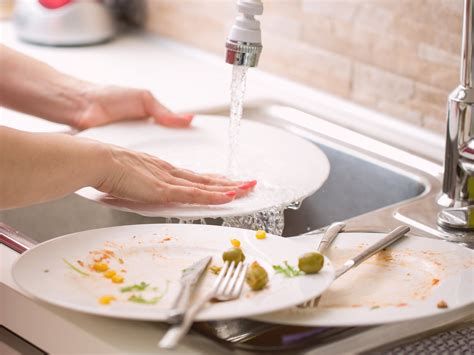 An expert says not to rinse dishes before putting them in the dishwasher and people are feeling ...