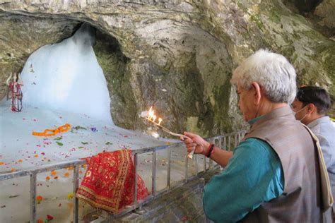 LG Manoj Sinha offers prayers at Amarnath shrine - The Statesman