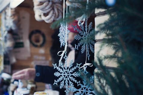 Shallow Focus Photography of Snowflakes Christmas Tree Decor · Free Stock Photo