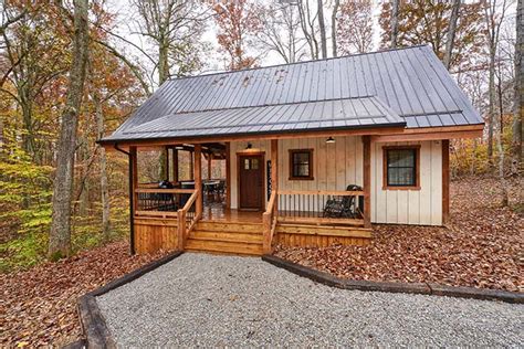 Cozy Farmhouse Cottage - Tranquil Hills Lodging - Cabins in Hocking Hills, Ohio