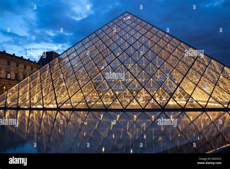 The main (Pyramid) entrance of the Louvre, Paris, France Stock Photo ...