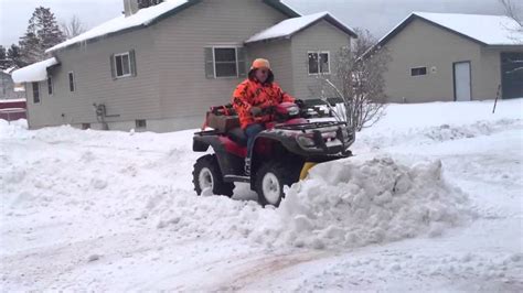 Honda foreman plowing snow - YouTube