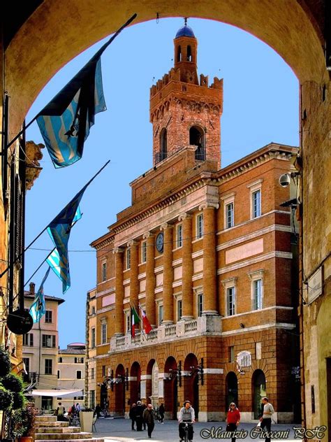 Foligno il Palazzo del Comune - Umbria Bimbo