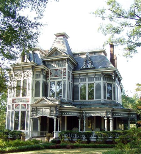 What You Need To Know About Victorian Style Homes