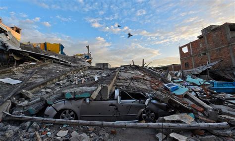 Ecuador earthquake: Scenes from the rubble - Los Angeles Times