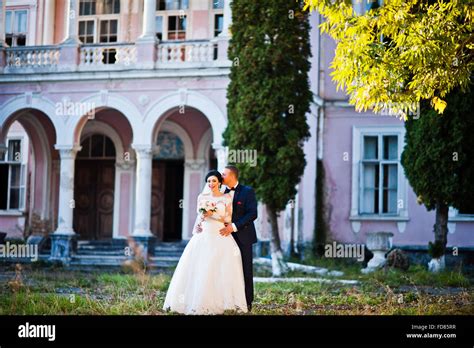 Stylish wedding couple near old vintage pink house with columns Stock ...