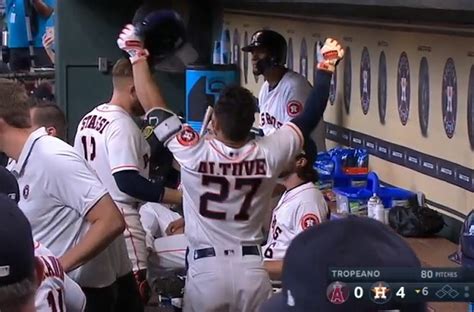 Jose Altuve has great reaction to receiving silent treatment after home run