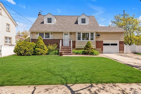 Lynbrook, NY Real Estate - Lynbrook Homes for Sale | realtor.com®