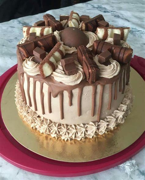 Gâteau tout chocolat Kinder Bueno Black & White. | Easy baking recipes desserts, Birthday baking ...