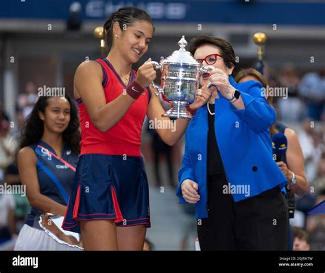 Emma raducanu us open trophy hi-res stock photography and images - Alamy