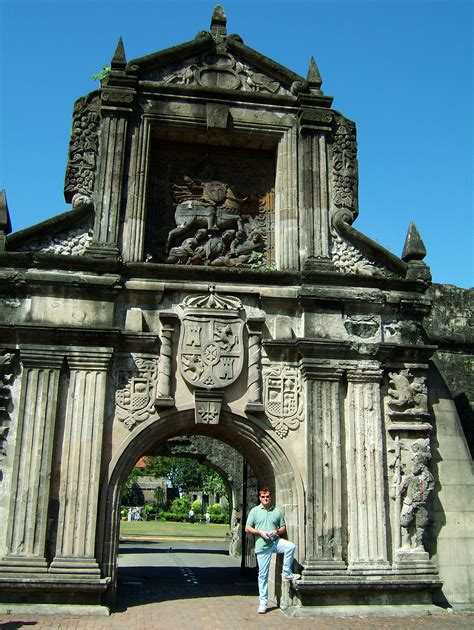 Asisbiz The main entrance Fort Santiago towering 40-feet high Dec 2003 03