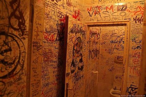 Bathroom Graffiti (51 pics)