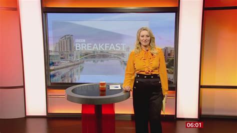 Jane Dougall - BBC Breakfast Sport 01/11/2020 - HD - YouTube