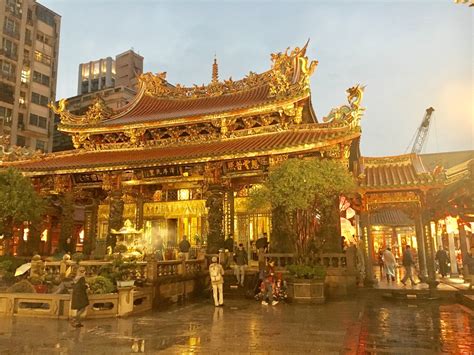 Taipei: Longshan Temple, Taipei 101, Elephant Mountain & Night Markets – Voyage Treasures