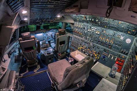 Pilot captures Boeing 747 cockpit in stunning photo series | Daily Mail Online