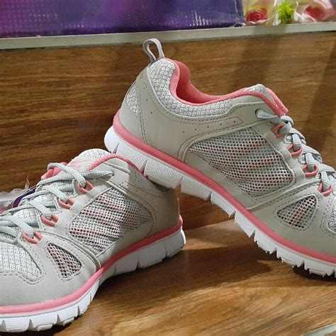 WORLD BALANCE SUPER SALE running shoes SIZE 11 FEMALE Only 💕, Women's Fashion, Shoes on Carousell