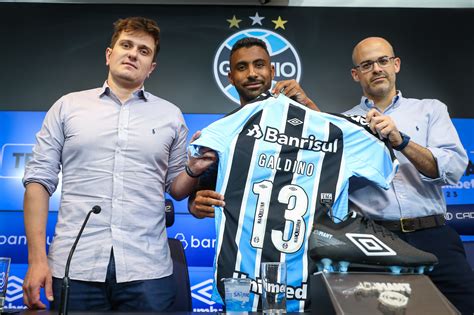 Meia-atacante Everton Galdino é apresentado oficialmente