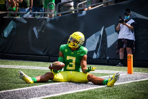 WATCH: Oregon Ducks Football Wide Receiver Johnny Johnson Goes Through ...