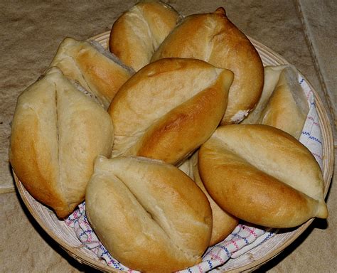 my discovery of Bread: Portuguese Bread Rolls (Papo Secos)