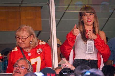 Taylor Swift at Chiefs Game: Carson Daly Explains Football to Swifties [VIDEO]