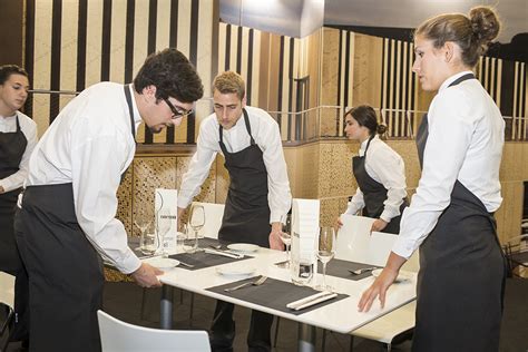 SE NECESITA CAMARERO/A DE SALÓN PARA RESTAURANTE