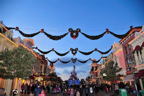 Famous Disneyland Christmas Decorations Ideas - adriennebailoncoolschw