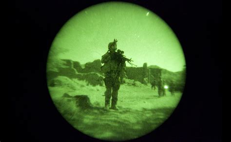 El Tao de la Física: ¿Por qué la visión nocturna de los soldados muestra imágenes verdes?