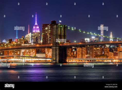 Vue de nuit sur le pont de Brooklyn et Manhattan gratte-ciel. New York ...