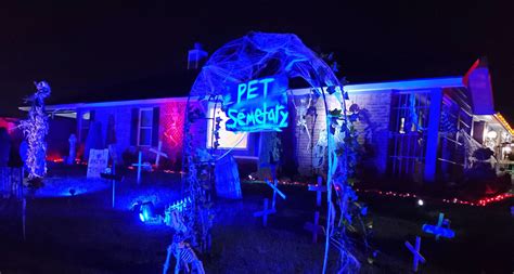 Best Neighborhoods for Halloween Decorations Ar...