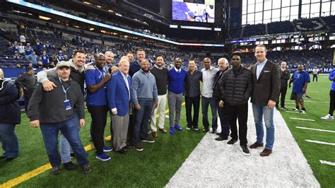 Surrounded By Former Teammates, Reggie Wayne Is Inducted Into Colts ...