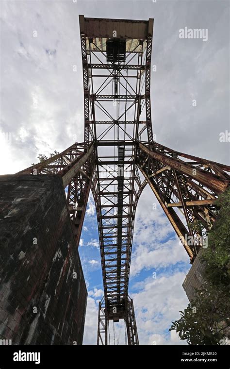 Warrington historic transporter bridge, over the Mersey river at Bank ...