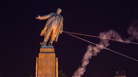 Lenin Toppled: Ukrainians Pull Down Soviet Statue - NBC News