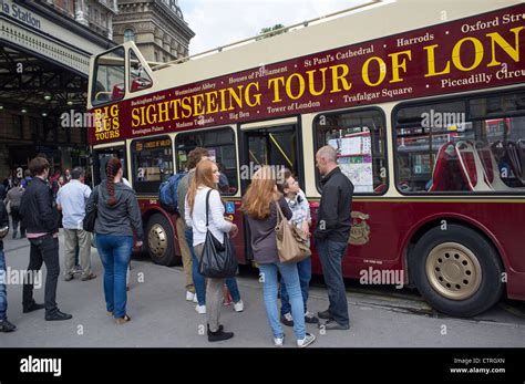 Sightseeing Tour Bus of London Stock Photo - Alamy