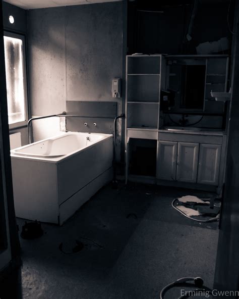 La salle de bain | Ancienne clinique et foyer de Ty Anglais … | Flickr