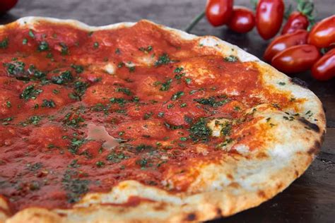 Pizza marinara: il gusto di Napoli in un boccone - ricetta completa