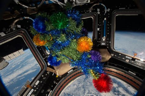 7 Photos Of The International Space Station Decorated For Christmas ...