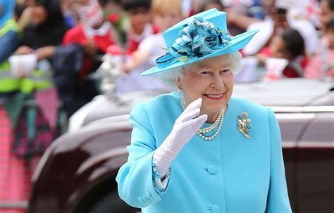 Reine Elizabeth II: Chapeaux ronds et bottes de caoutchouc, retour sur un style unique