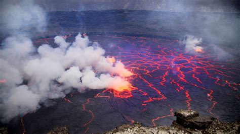 Photos of world's largest lava lake inside active volcano Nyiragongo ...