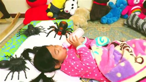 Bad Baby Puppy vs Kitty GIANT SPIDER ATTACKS Victoria & Annabelle Crybaby Daddy Toy Freaks ...