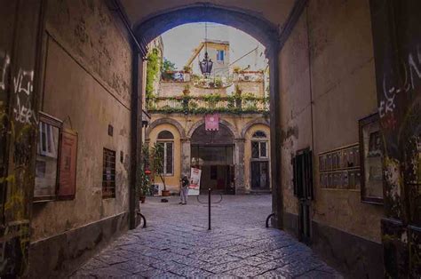 Antichi palazzi di Napoli passeggiata nel centro storico - Napoli Turistica