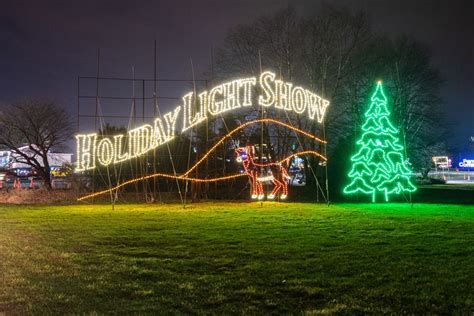 Driving Through the Incredible Holiday Light Show at Shady Brook Farm ...