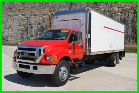 Ford F750 24ft Box Truck w/ Liftgate (2005) : Van / Box Trucks